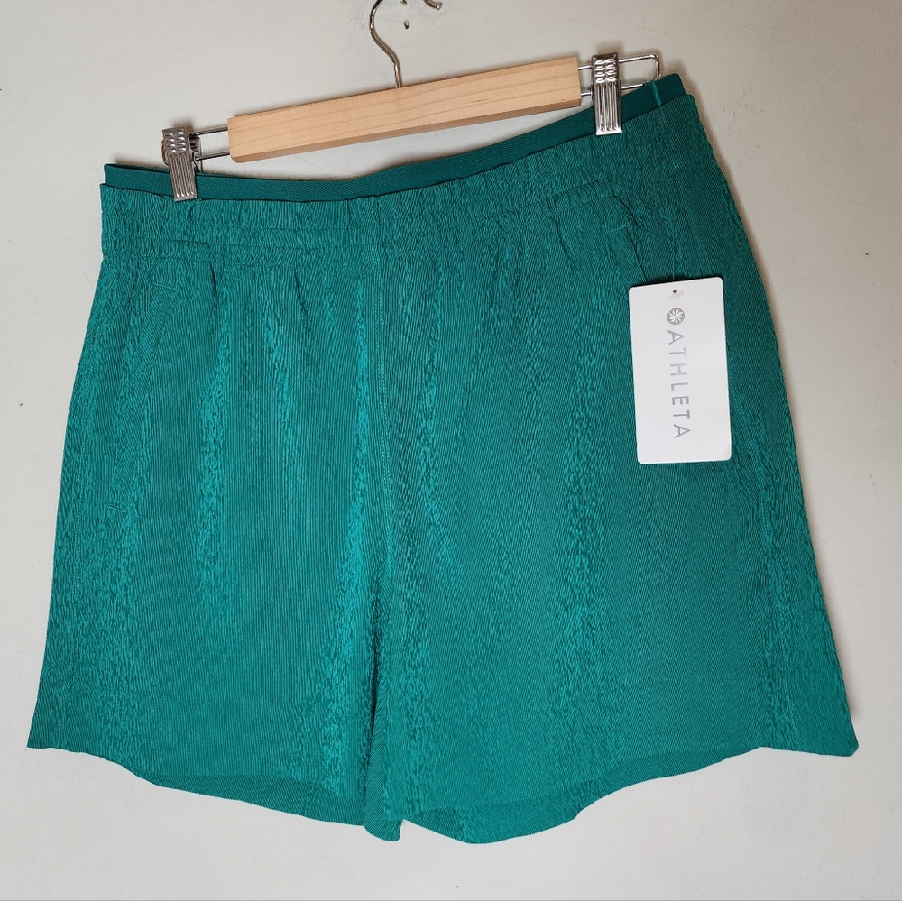NWT Athleta Echo Pullon Green Shorts Women's Size 12
